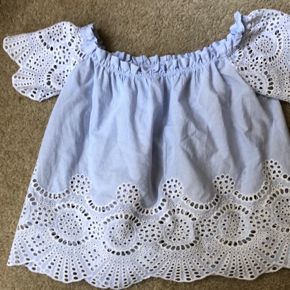 An off shoulders top - Picture 3 of 3